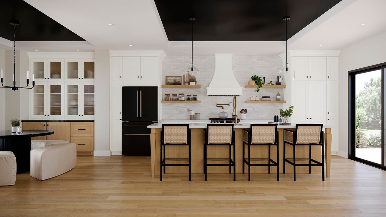 Brindley in painted linen and maple rye